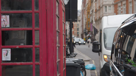 Rote-Telefonzelle-Mit-Verkehr-In-Grosvenor-Street-Mayfair-London